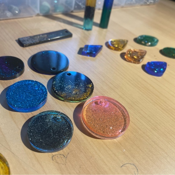 Wire Wrapped Resin Jewlery and crystals - Picture 3 of 9